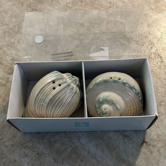 Sea Shell Salt & Pepper Shakers - Picture 1 of 5